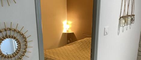 1 habitación, tabla de planchar con plancha y ropa de cama