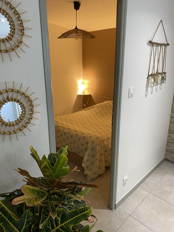 1 slaapkamer, een strijkplank/strijkijzer, beddengoed