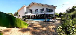 Exterior - Villa Océandes: feet in the sand, 300 m from the ocean, 12 people, swimming pool (Labenne)