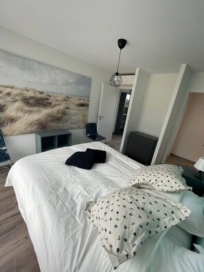 4 Schlafzimmer, Schreibtisch, Bügeleisen/Bügelbrett, Reisekinderbett