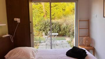 4 bedrooms, desk, iron/ironing board, travel crib