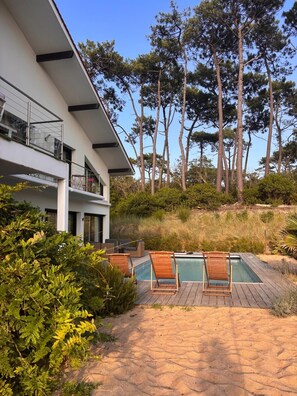 Utendørsbasseng og et oppvarmet basseng