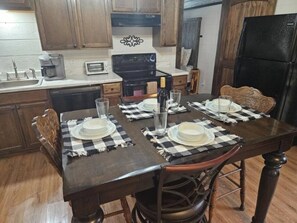 Four, plaque de cuisson, lave-vaisselle, cafetière/bouilloire