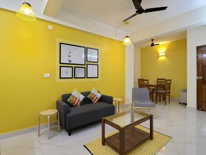 Casa Deluxe | Sala d'estar | Televisor de pantalla plana de 32 polzades amb canals per satèl·lit