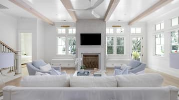 Smart TV, fireplace