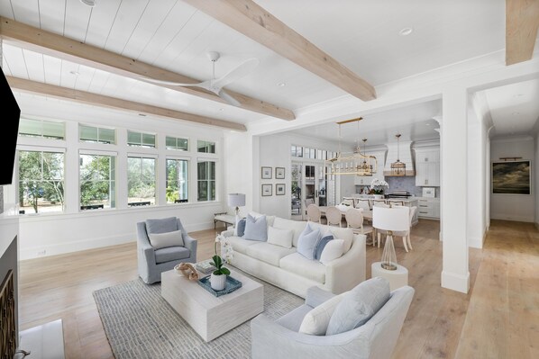 Smart TV, fireplace - Poolside Privacy & Dining Under the Stars (Bluffton)