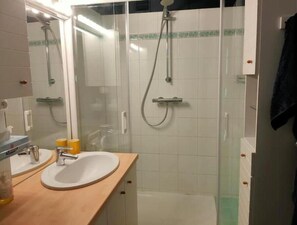 Bruser, hårtørrer, håndklæder, Sæbe