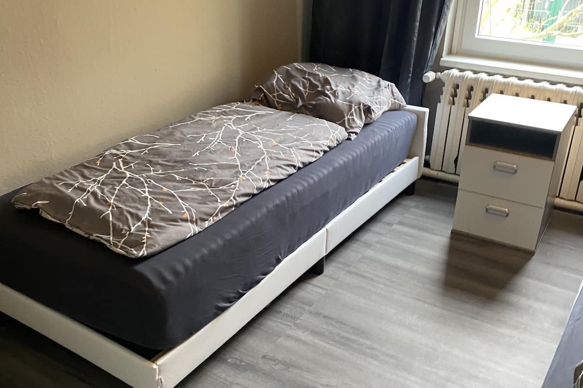 Dormitório compartilhado básico, 2 camas de solteiro | Roupas de cama antialérgicas, Wi-Fi de cortesia