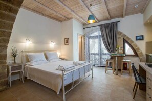 3 habitaciones, caja de seguridad en la habitación y escritorio 