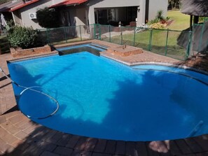 Pool - Beautiful rose garden cottage with pool n braai. Pet Friendly! (Fourways, Johannesburg, 2055)