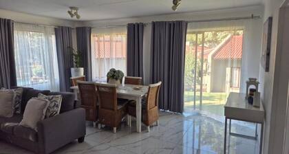 Beautiful rose garden cottage with pool n braai. Pet Friendly!