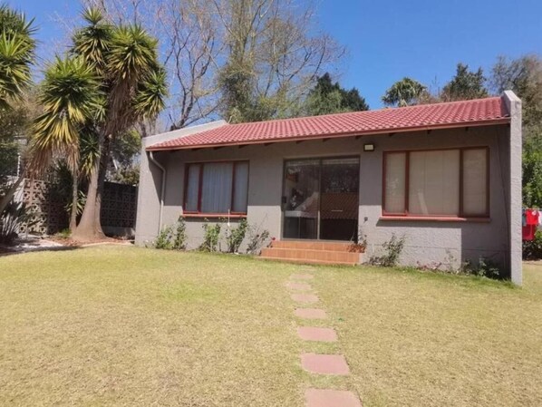 Exterior - Beautiful rose garden cottage with pool n braai. Pet Friendly! (Fourways, Johannesburg, 2055)