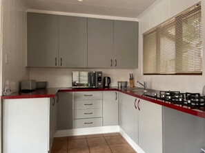 Refrigerador, microondas, parrilla de estufa y tetera eléctrica 