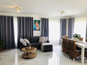 Smart TV, books - Beautiful rose garden cottage with pool n braai. Pet Friendly! (Fourways, Johannesburg, 2055)