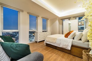 3 bedrooms, WiFi, bed sheets - Tropicalia Family Suite  (Taguig)