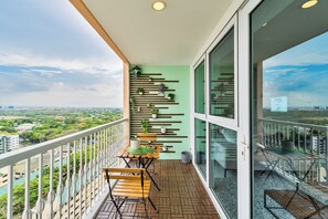 Outdoor dining - Tropicalia Family Suite  (Taguig)