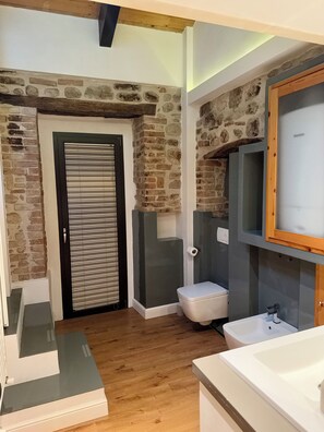 Douche, sèche-cheveux, bidet, serviettes fournies