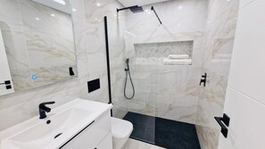 Dusche, Haartrockner, Handtücher, Seife