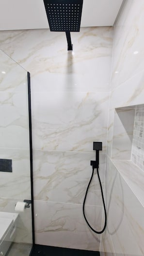 Douche, sèche-cheveux, serviettes fournies, savon