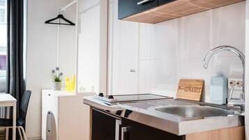 Kühlschrank, Herdplatte, Wasserkocher mit Kaffee-/Teezubehör, Toaster
