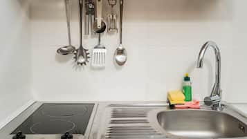 Refrigerador, parrilla de estufa, cafetera y tetera y tostadora