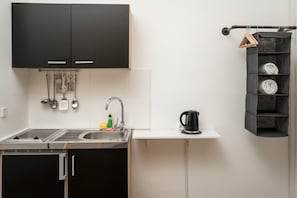 Kühlschrank, Herdplatte, Wasserkocher mit Kaffee-/Teezubehör, Toaster