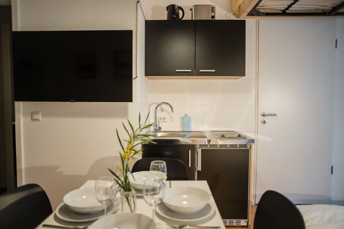 Kühlschrank, Herdplatte, Wasserkocher mit Kaffee-/Teezubehör, Toaster