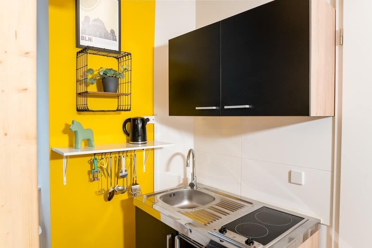 Kühlschrank, Herdplatte, Wasserkocher mit Kaffee-/Teezubehör, Toaster