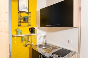 Fridge, stovetop, coffee/tea maker, toaster