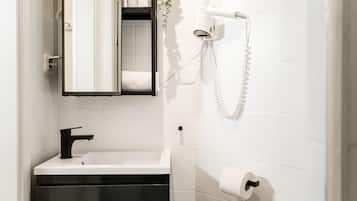 Een douche, een haardroger, handdoeken