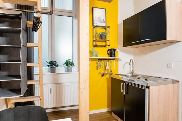 Fridge, stovetop, coffee/tea maker, toaster