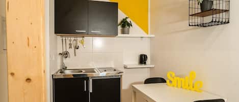 Jääkaappi, liesi, kahvin-/teenkeitin, leivänpaahdin