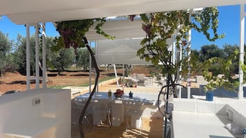 Chambre Double, patio, vue jardin | Cuisine partagée | Réfrigérateur dans l'espace commun, bouilloire électrique