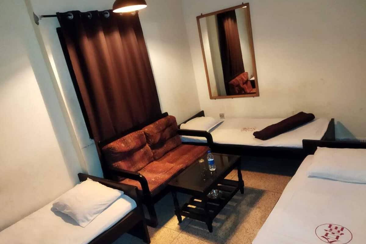 Chambre Ăconomique avec lits jumeaux | Rideaux occultants, chambres insonorisĂ©es, fer et planche Ă repasser