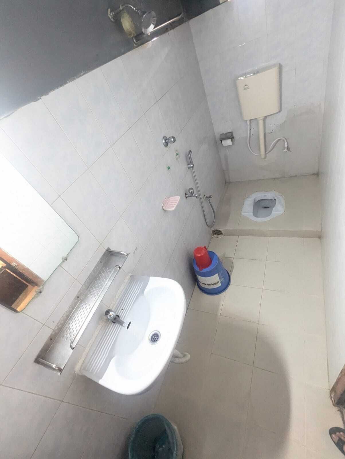 Shower, free toiletries, slippers, bidet