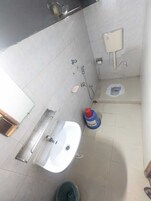 淋浴设施、免费洗浴用品、拖鞋、坐浴桶