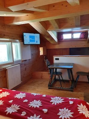Family Suite, Mountain View | Gebar bulu kapas, peti besi dalam bilik, meja 