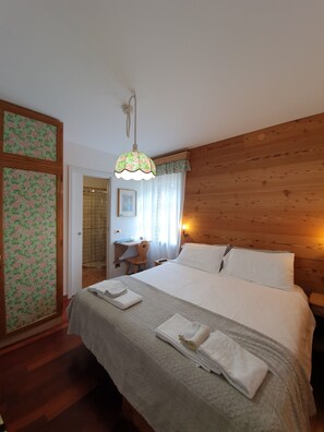 Economy Double Room, Mountain View | Down comforters, in-room safe, desk, laptop workspace - B&B Cristallo (Cortina d'Ampezzo)