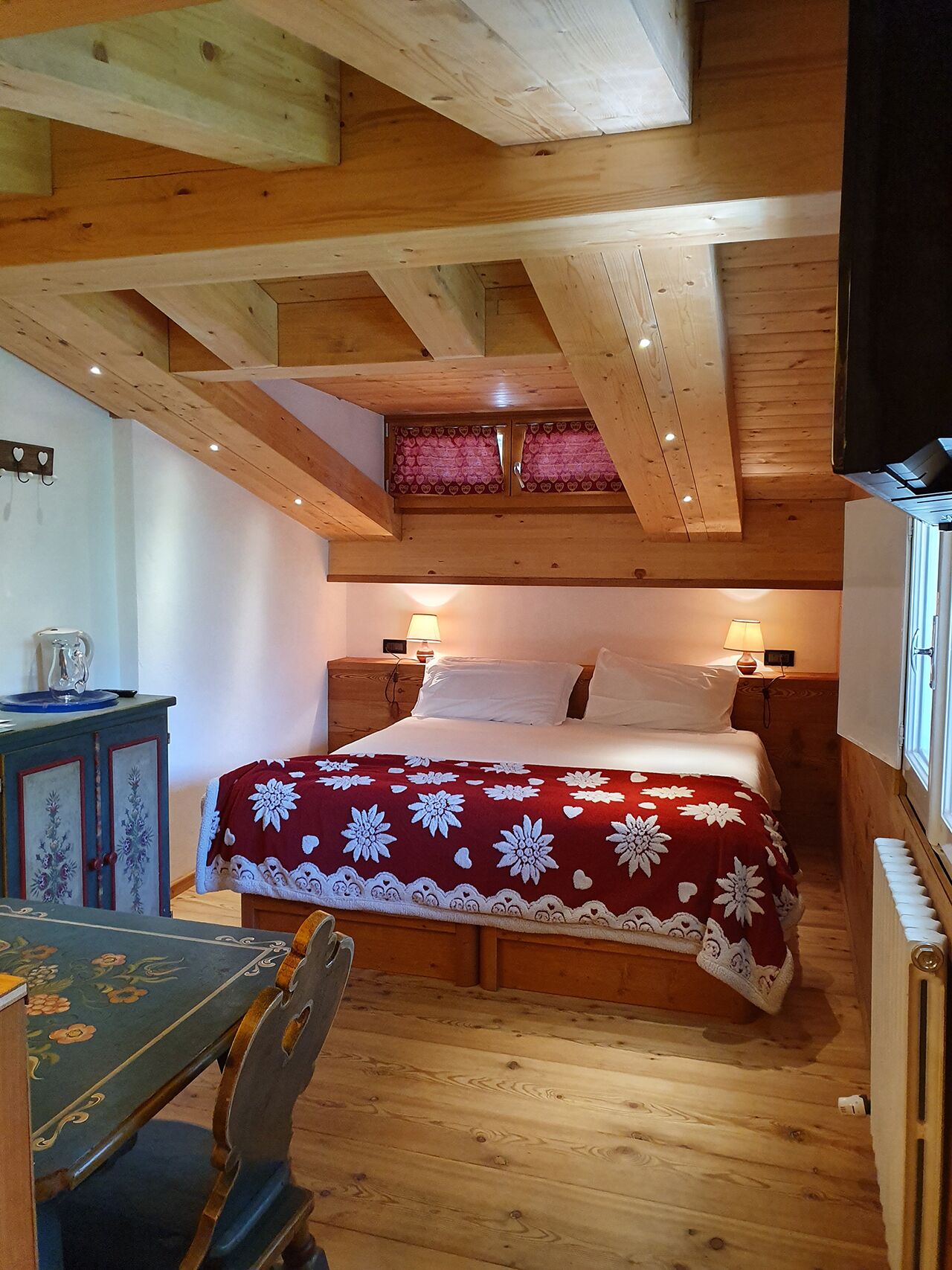 Family Suite, Mountain View | Down comforters, in-room safe, desk, laptop workspace