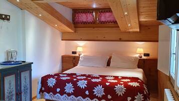 Phòng Suite dành cho gia đình, quang cảnh núi | Chăn bông, két bảo mật tại phòng, bàn