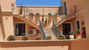 Property entrance - Corte dei Fiori Acquaviva Apartments (Diso)