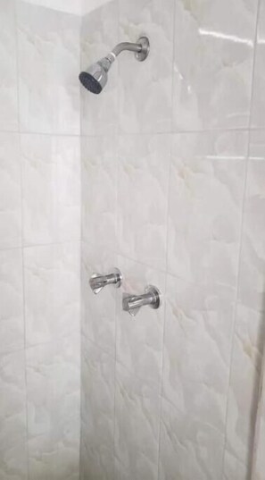 Whirlpool, Haartrockner, Bidet, Handtücher