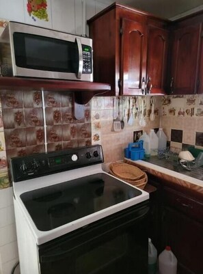 Frigorífic, microones, forn i placa de cuina 