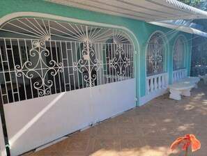 Property grounds - Cozy 3 bedroom house with Jacuzzi for your pleasure and relaxation. (Boscobel)