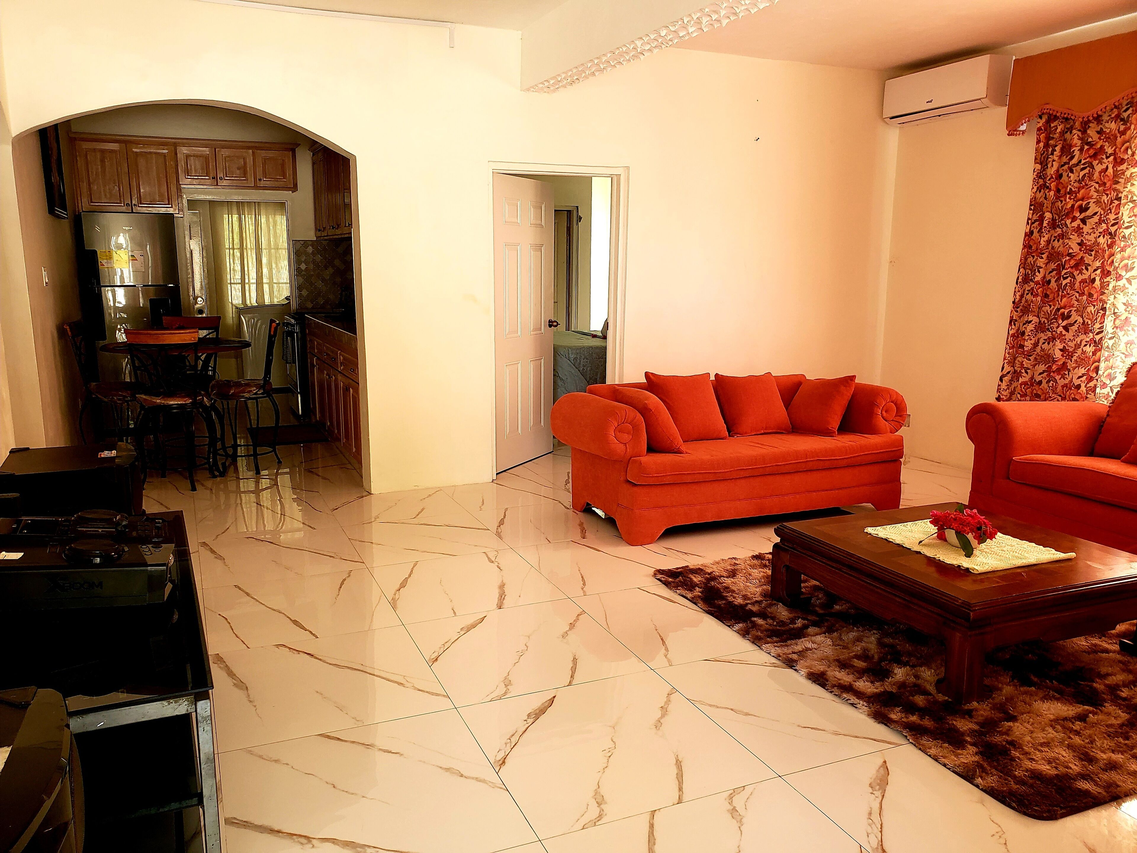 Comfort Apartment, 3 Bedrooms, Pool View | Living area