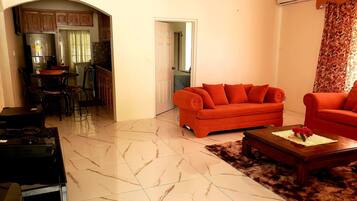 Comfort Apartment, 3 Bedrooms, Pool View | Living area