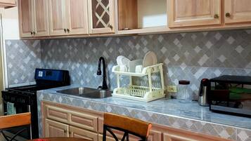 Apartemen Comfort, 3 kamar tidur, pemandangan kolam renang | Dapur pribadi | Lemari es besar, oven, kompor, dan peralatan masak/sendok-piring