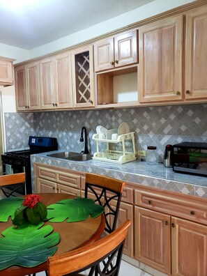 Comfort Apartment, 3 Bedrooms, Pool View | Private kitchen