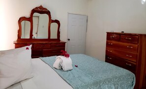 Iron/ironing board, free WiFi, bed sheets - Chateau's Tranquil Apartments (Montego Bay)