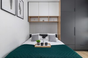 1 bedroom, bed sheets - Black and Grey Apartment by Renters (Kraków)